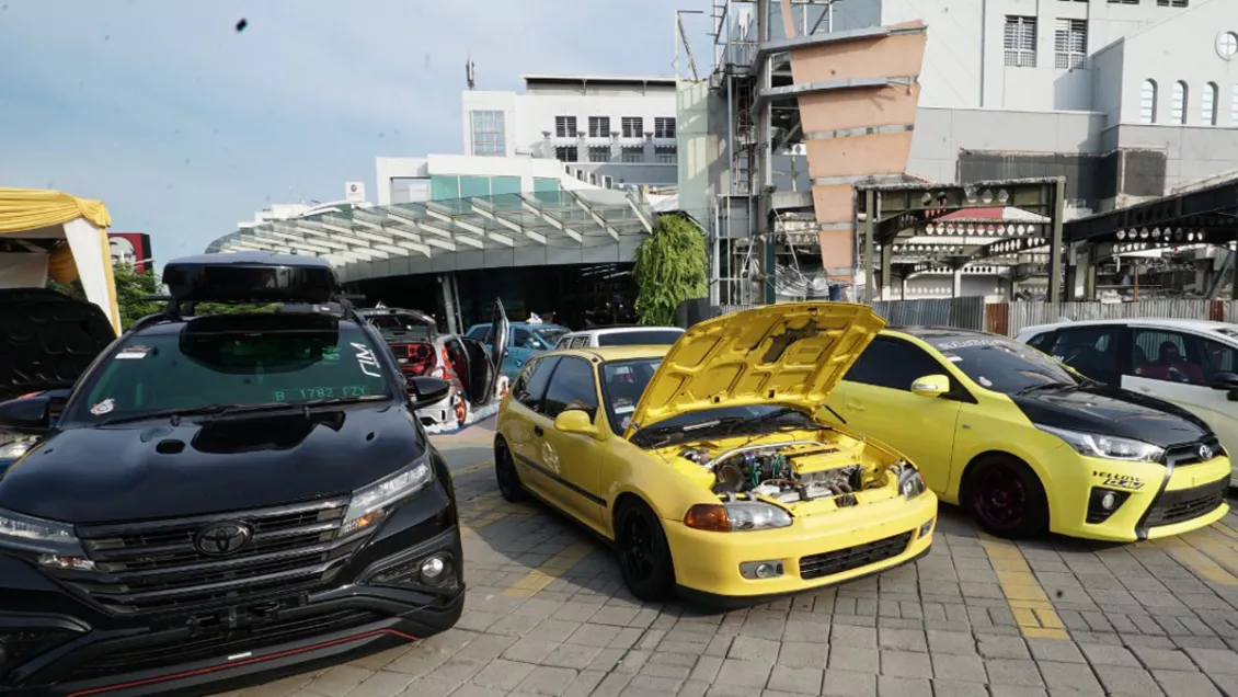 Mobil-Mobil Modifikasi Gebrak Mall Artha Gading Jakarta