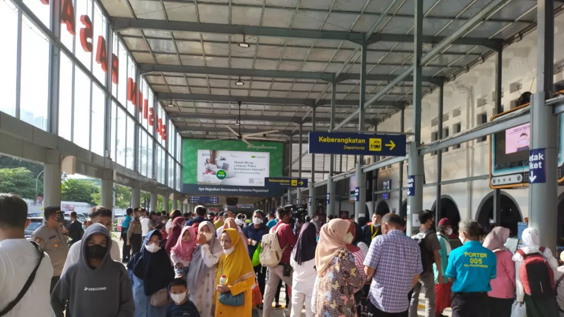 Puluhan Ribu Penumpang Tiba di Stasiun Senen, Makin Padat