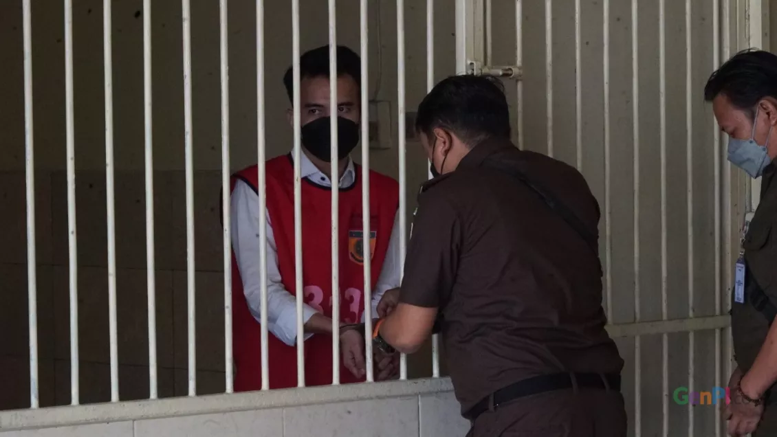 Ekspresi Adam Deni Dituntut 8 Tahun Penjara dan Denda Rp 1 M