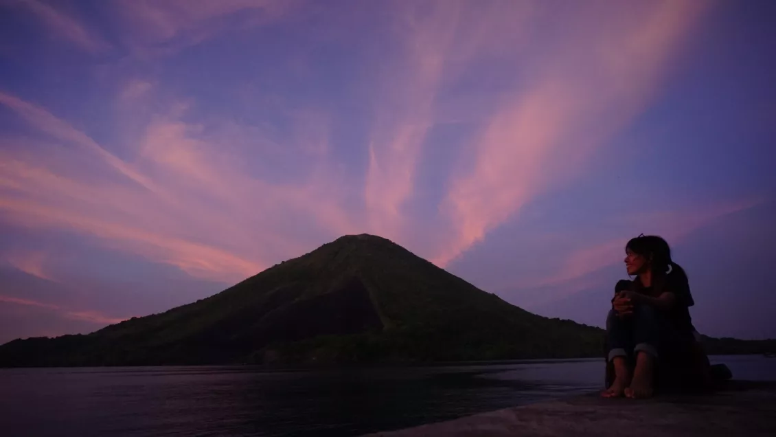 Menjelang Senja dengan latar Pulau Gunung Api 