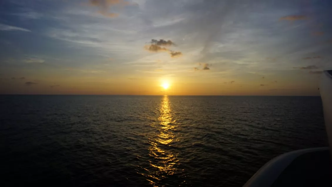 Senja di Laut Banda Dalam Perjalanan Menuju Ambon 