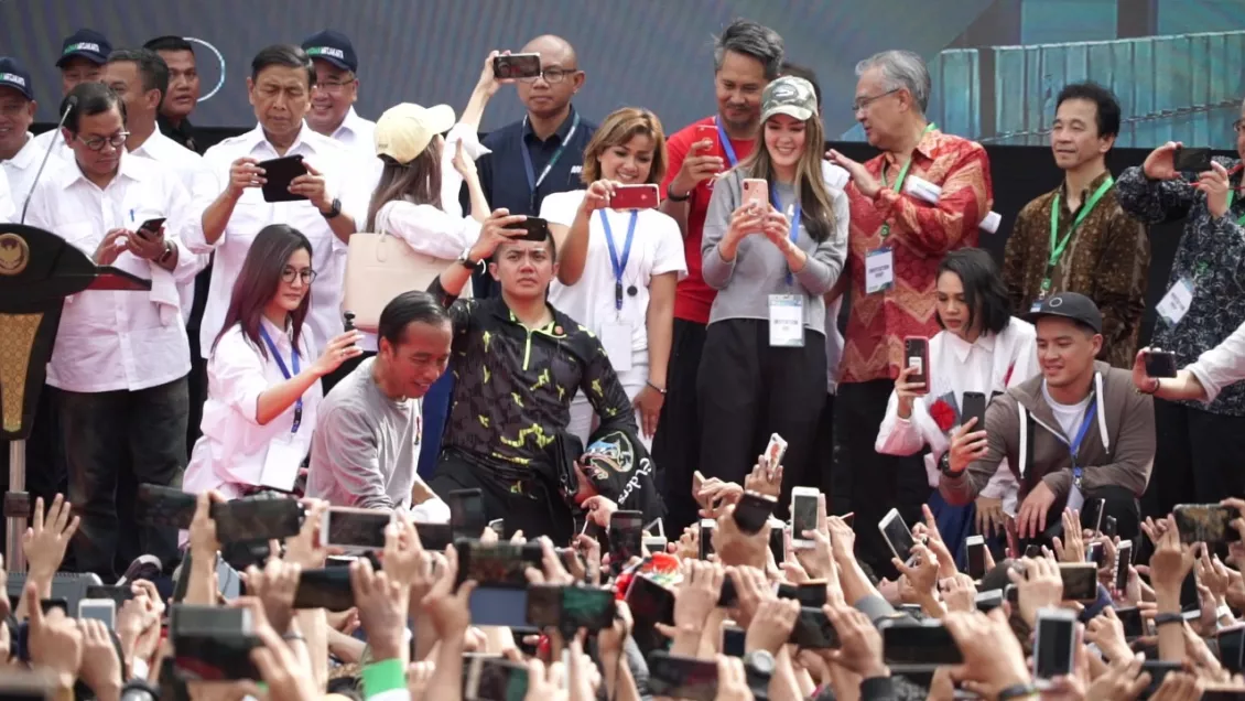 Presiden Jokowi nampak menyalami pengunjung di sela-sela peresmian MRT Jakarta