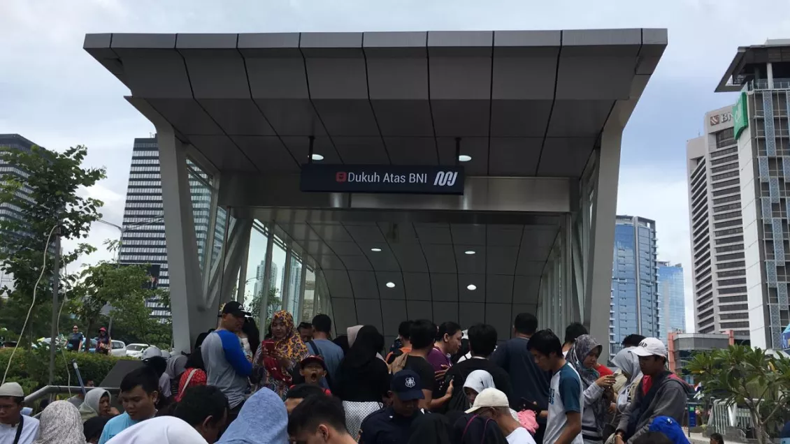Antrian disalah satu terminal MRT Jakarta yang resmi di buka oleh Presiden Joko Widodo pada minggu 24 Maret 2019 