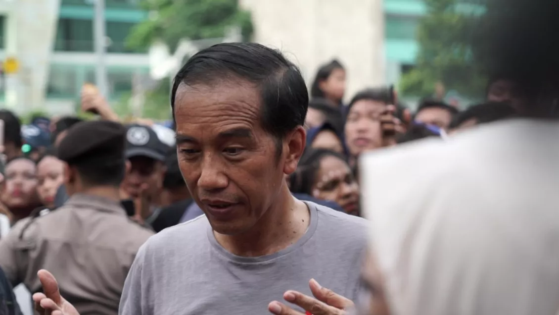 Jokowi tampak santai mengenakan kaos berwarna abu-abu saat bertemu dengan sejumlah awak media