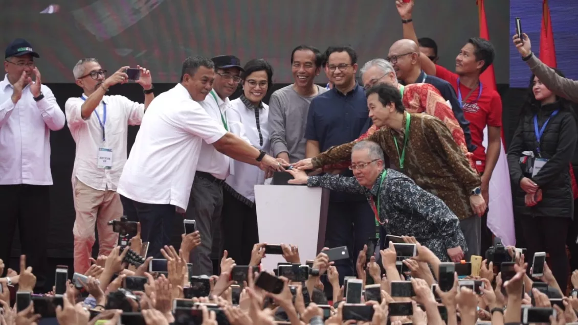 Peresmian MRT di tandai dengan membunyikan alarm oleh Presiden Jokowi di temani beberapa Menteri dan Gubernur Jakarta Anis Baswedan