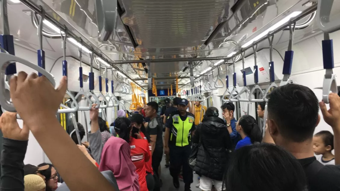 Suasana di dalam gerbong MRT Jakarta