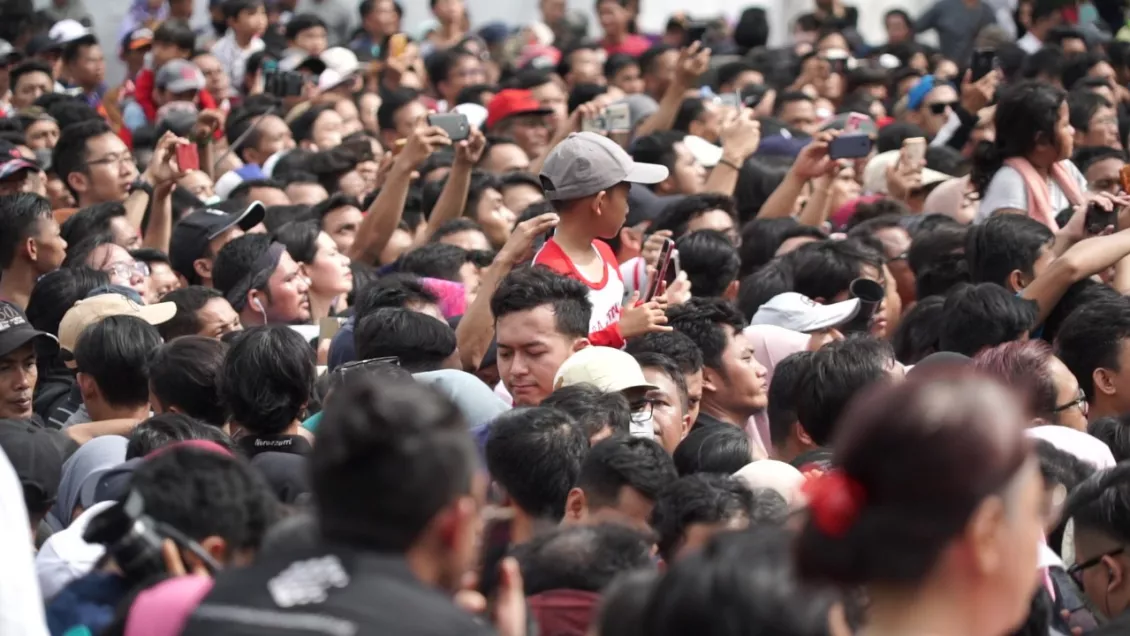 Antusiasme masyarakat menyaksikan peresmian MRT Jakarta 