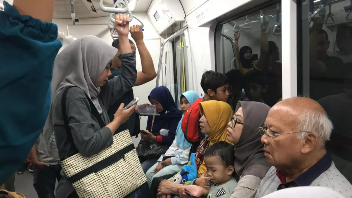 Dengan adanya MRT ini di harapkan masyarakat khusunya Jakarta bisa beralih menggunakan angkutan umum