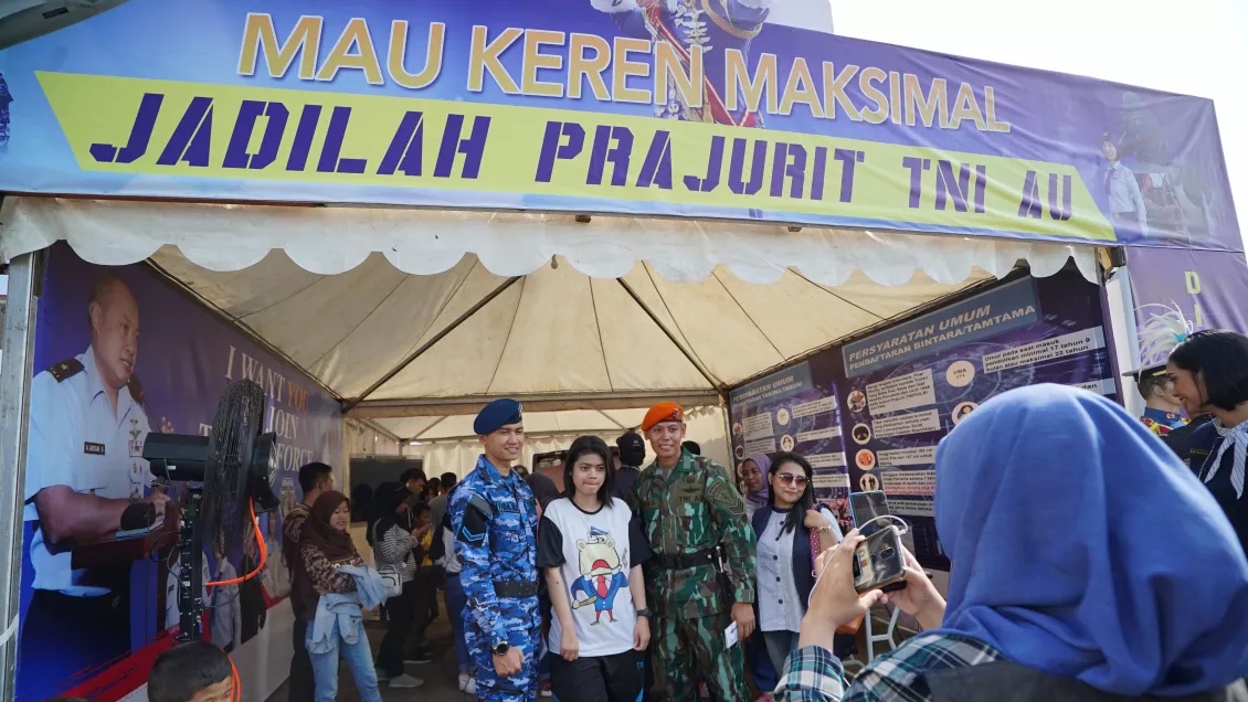 Masyarakat yang datang bisa foto bersama anggota TNI. (Foto: Rizal Kris)