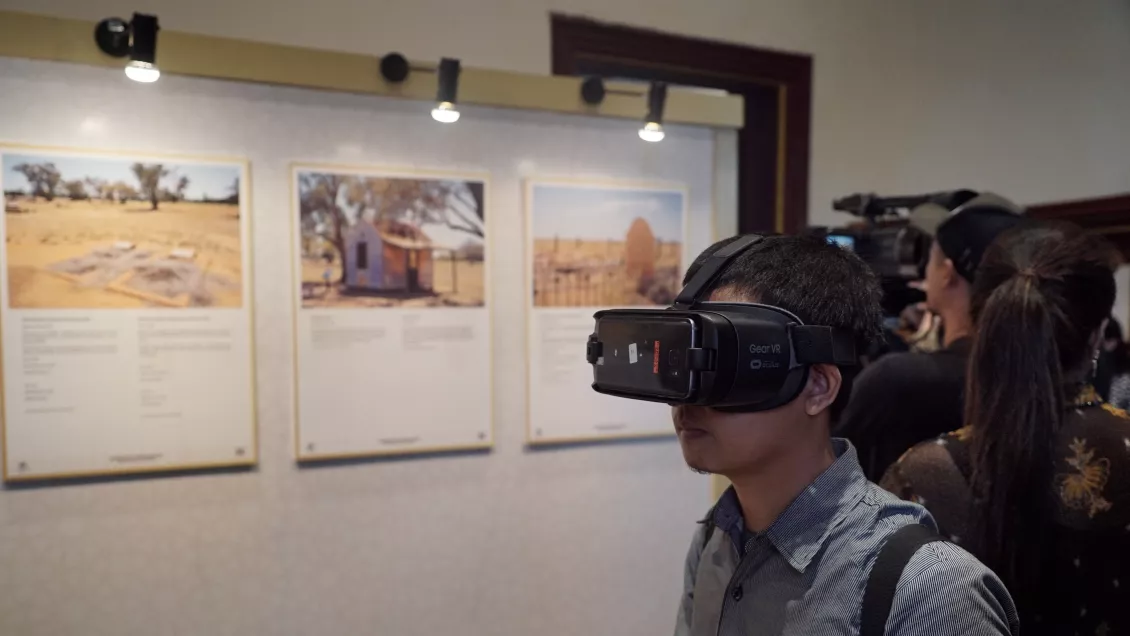 Pengunjung pameran dapat melihat potret sejarah Islam dengan menggunak Virtual Reality atau VR. (Foto: Rizal Kris)