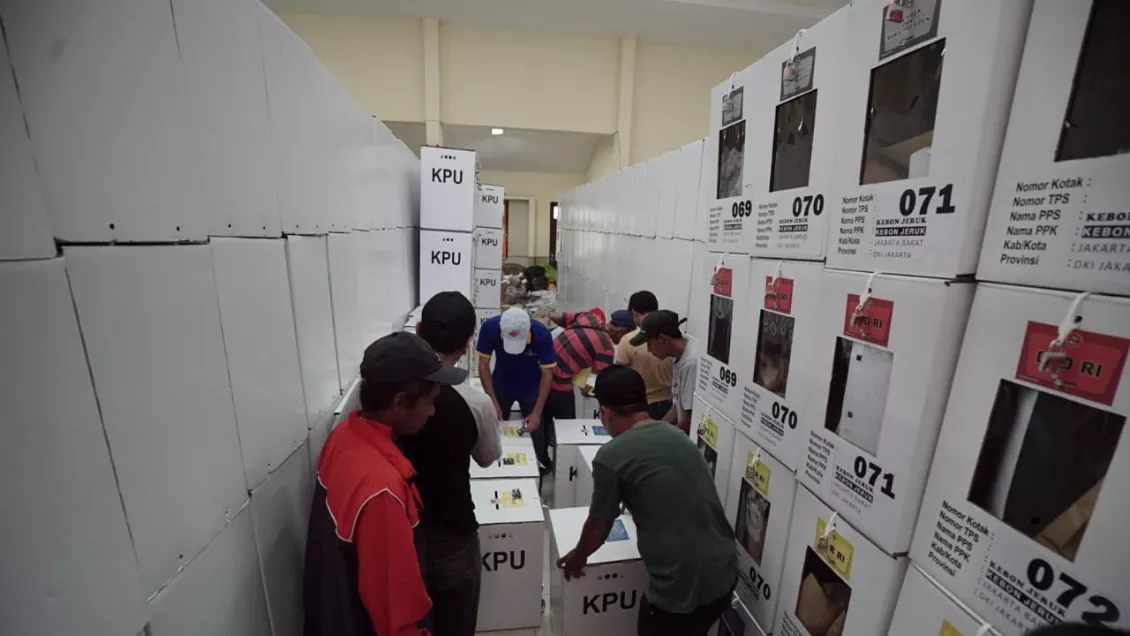 Ratusan kotak suara di distribusikan ke berbagai TPS. (Foto: Rizal Kris)