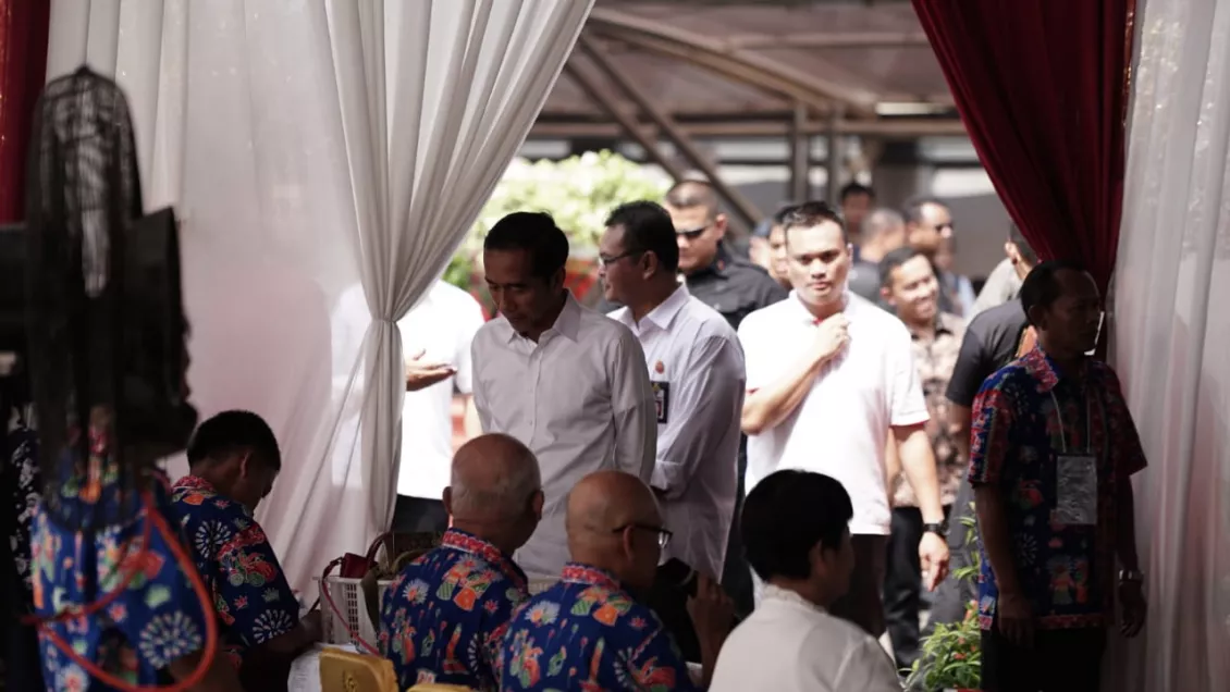 GenPI.co - Calon presiden petahana Joko Widodo menggunakan hak suaranya nyoblos di TPS 008 Gambir Jakarta Pusat. Jokowi tiba di TPS yang ada di halaman Kantor Lembaga Administrasi Negara Jalan Veteran Jakarta Pusat pukul 10.17 WIB ditemani ibu negara Iria
