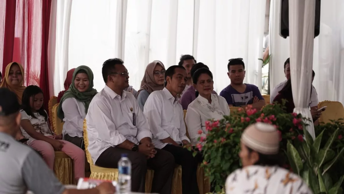 GenPI.co - Calon presiden petahana Joko Widodo menggunakan hak suaranya nyoblos di TPS 008 Gambir Jakarta Pusat. Jokowi tiba di TPS yang ada di halaman Kantor Lembaga Administrasi Negara Jalan Veteran Jakarta Pusat pukul 10.17 WIB ditemani ibu negara Iria