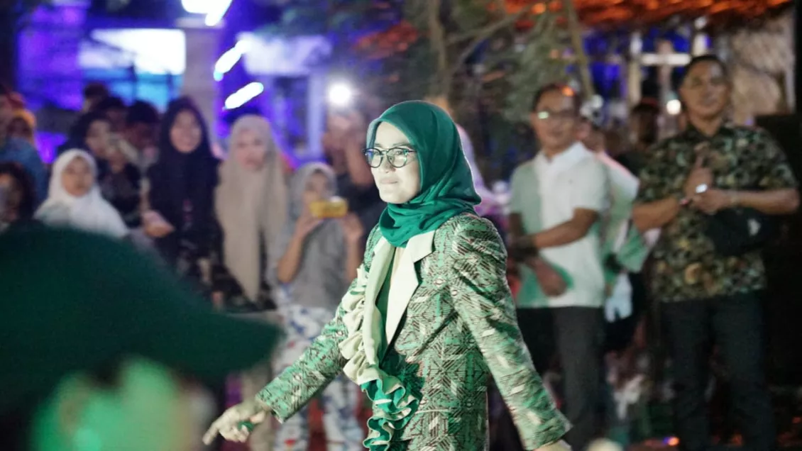Layaknya seorang model, Bupati Lebak ikut ambil bagian dalam acara fashion show dipenutupan Seba Baduy 2019. (Foto: Rizal Kris)