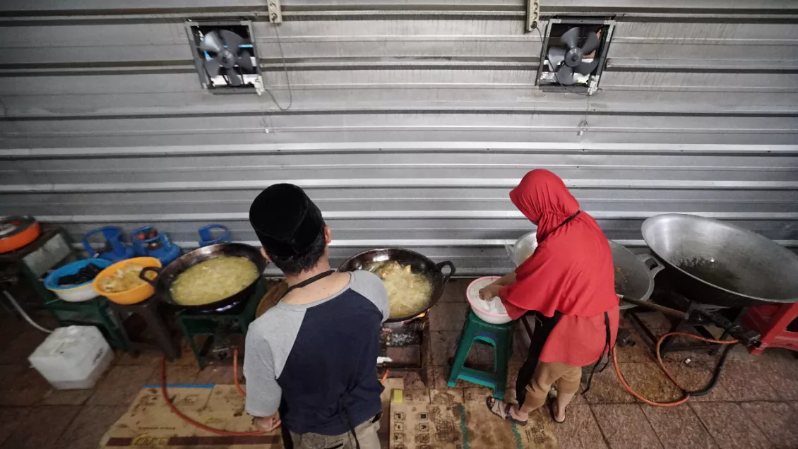 Juru masak mulai mengolah makanan untuk para jamaah berbuka puasa mulai dari pukul 07:30 sampai 15:00. (Foto: Rizal Kris)