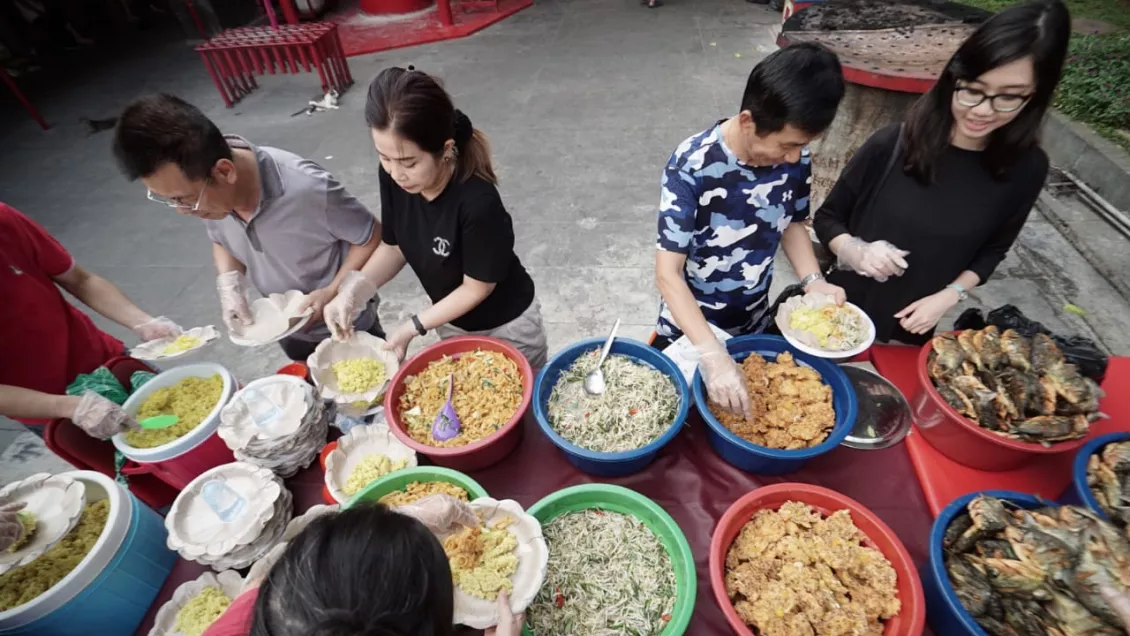 Menu yang dihidangkan mulai dari kolak, hingga nasi dengan berbagai lauk pauknya. (Foto: Rizal Kris)