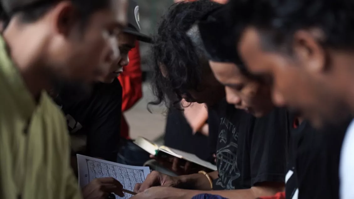 Tidak hanya dari Jakarta, banyak anak punk dari daerah seperti, Bogor, Depok, dan Bekasi yang datang setiap pekannya untuk belajar ngaji. (Foto: Dika Raharjo)