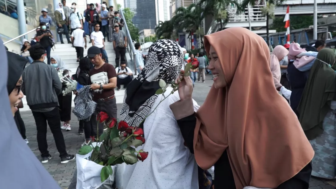 Ibu-ibu ini menginginkan kembalinya kedamaian pasca pemilu yang sudah berlangsung di Indonesia. (A. Wahyudin)