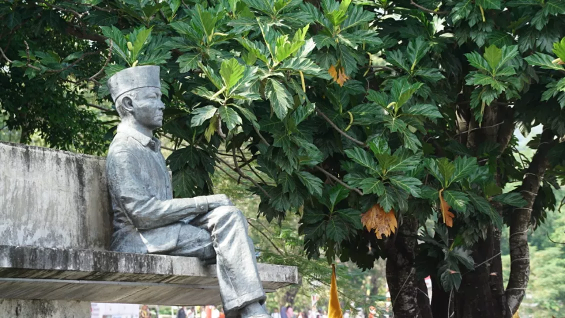 Patung sang proklamator Soekarno yang berada di bawah pohon sukun menjadi sejarah terbentukanya butir-butir pancasila yang berada di Kabupaten Ende provinsi NTT. (Foto: Sapta Inong) 