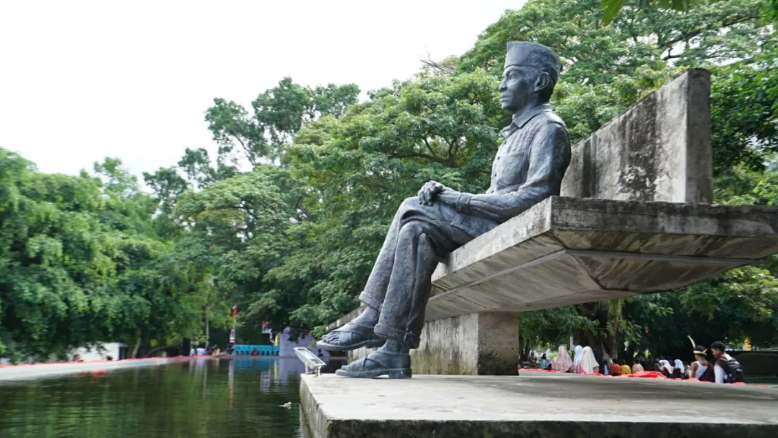 Patung Soekarna yang sedang duduk dan melihat laut. (Foto: Sapta Inong)