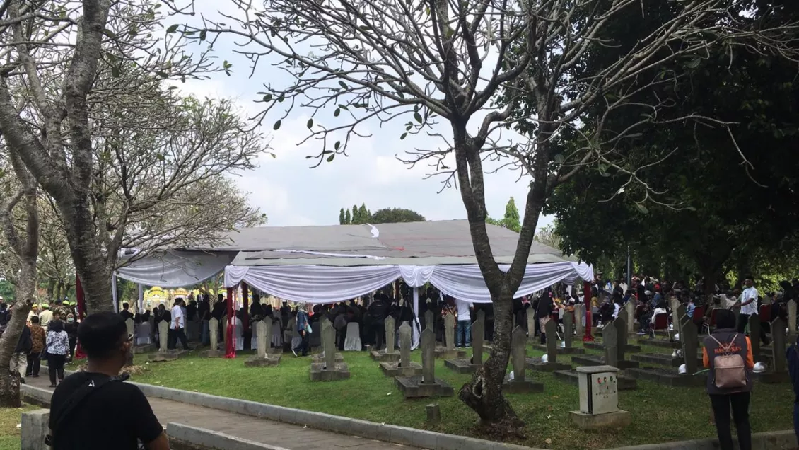 Rencananya, Ani dimakamkan sekitar pukul 13.00 WIB. Upacara pemakaman dipimpin oleh Presiden Joko Widodo (Jokowi).