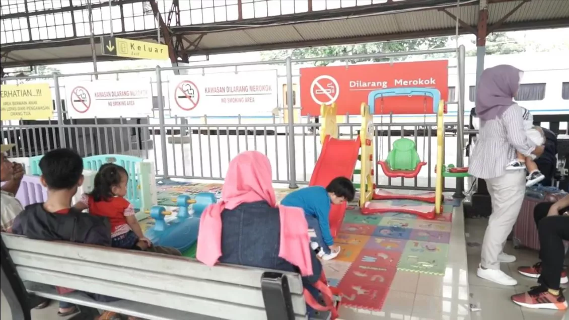 Fasilitas playground untuk menunggu kedatangan kereta bagi orang tua yang membawa anak. 