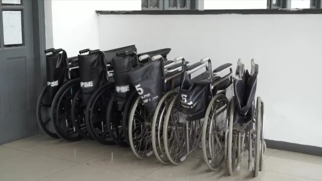 Fasilitas tambahan lainnya yaitu kursi roda untuk masyarakat yang membutuhkan.