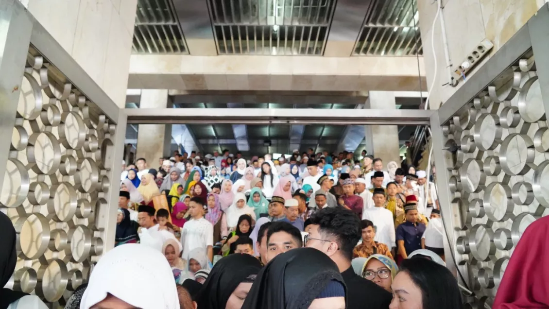 Antusiasme masyarakat yang melaksanakan kegiatan sholat ied di masjid Istiqlal Jakarta. (Foto: M. Zikri)