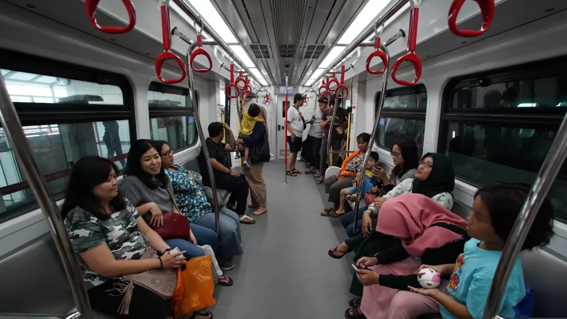 Suasana didalam rangkaian gerbong LRT Jakarta. (Foto: A. Wahyudin)