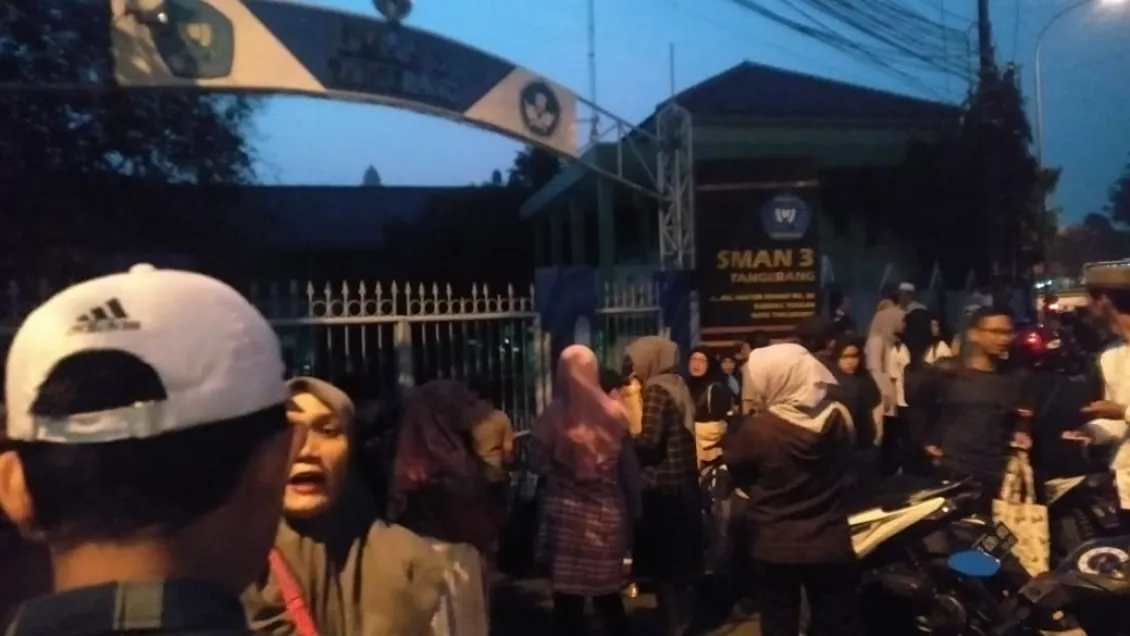 Ratusan orang tua dari berbagai daerah di Kota Tangerang rela antri berjam-jam agar mendapatkan nomor antrian masuk ke sekolah yang diinginkan. (Foto: Sapta Inong)