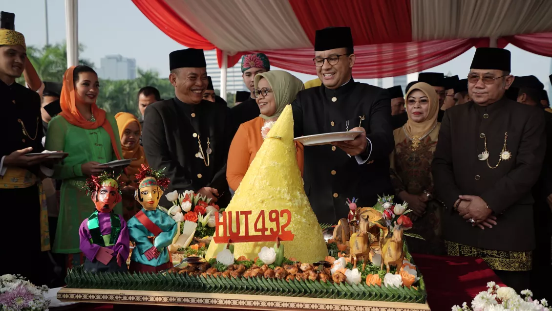 Gubernur Jakarta Anies Baswedan Memotong tumpeng selamatan HUT DKI Jakarta yang ke-420. (Foto: A. Wahyudin)
