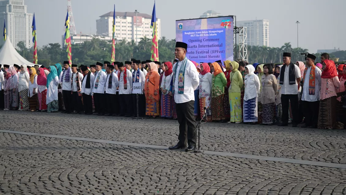 Para peserta upacara datang dengan menggunakan pakaian khas betawi. (Foto: A. Wahyudin)