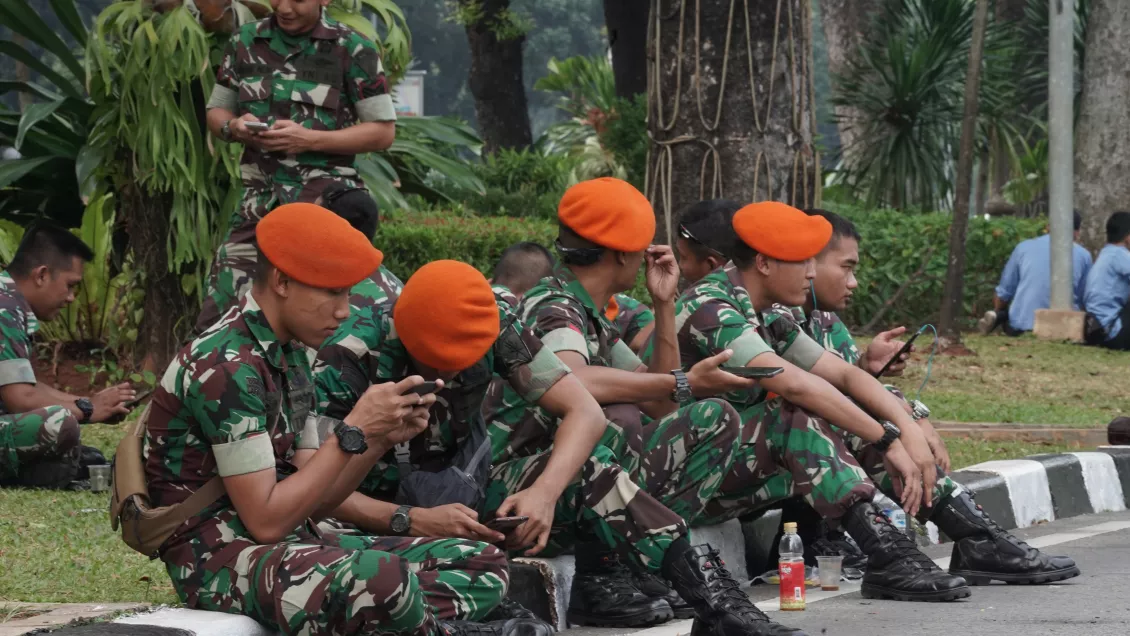 Aparat TNI-Polri masih berjaga di lingkungan Mahkamah Konstitusi. (Foto: Sapta Inong)