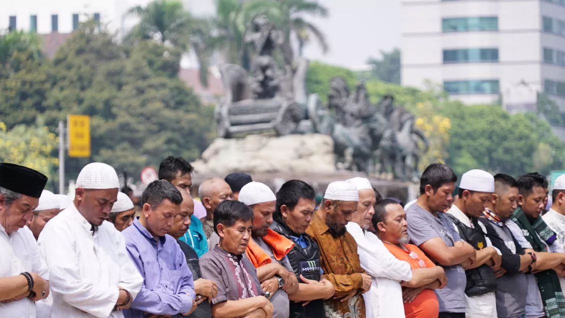 Massa yang sebelumnya berkumpul di depan patung kuda, Jakarta selatan, tepat memasuki waktu duhur melakukan sholat berjamaan. (Foto: A. Wahyudin)