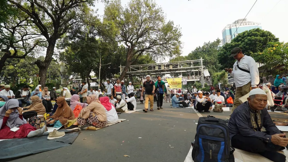 Titiek Soeharto berada selama kurang lebih 2 setengah jam berada di kawasan Patung Kuda akhirnya meninggalkan area tersebut sekitar pukul 15:00 WIB. (Foto. M. Zikri)