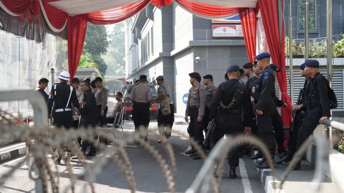 Sejumlah personil kepolisian yang menjaga ketat jalannya sidang putusan di sekitaran gedung MK. (Foto: M. Zikri)