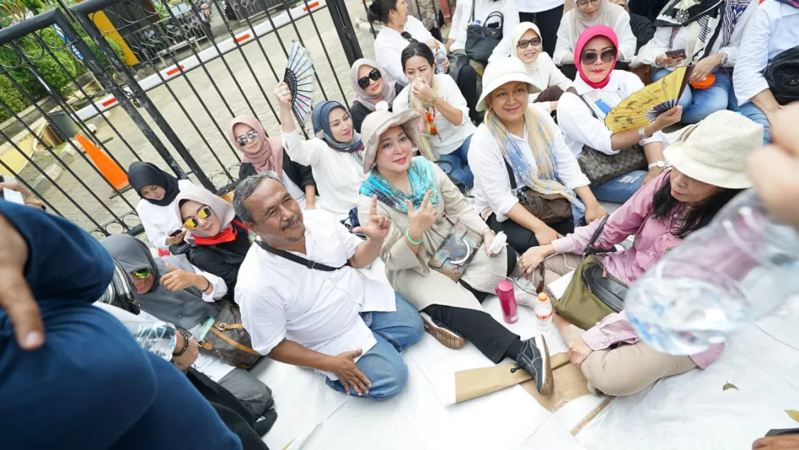 Dengan menggunakan topi berwarna krem dan pakaian senada, Titiek Soeharto menjadi incara massa yang sedang melakukan aksi kawal MK di sekitaran Patung Kuda. (Foto: Dika Raharjo)