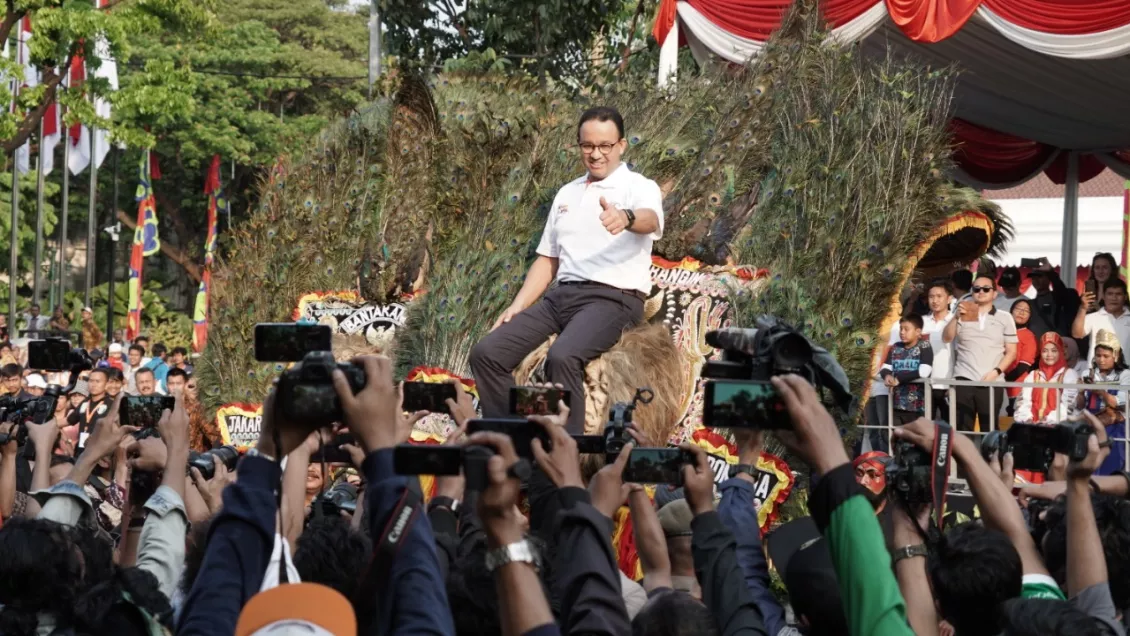 Moment dimana Gubernur Jakarta Anies Baswedan di angkat dan duduk di atas Reog oleh peserta Carnaval. (Foto: A. Wahyudin)