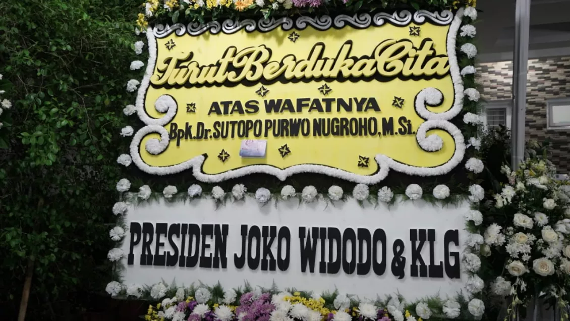 Selain Menlu, sudah banyak karangan bunga bertuliskan belas sungkawa yang nampak di rumah duka termasuk dari Presiden RI, Joko Widodo.