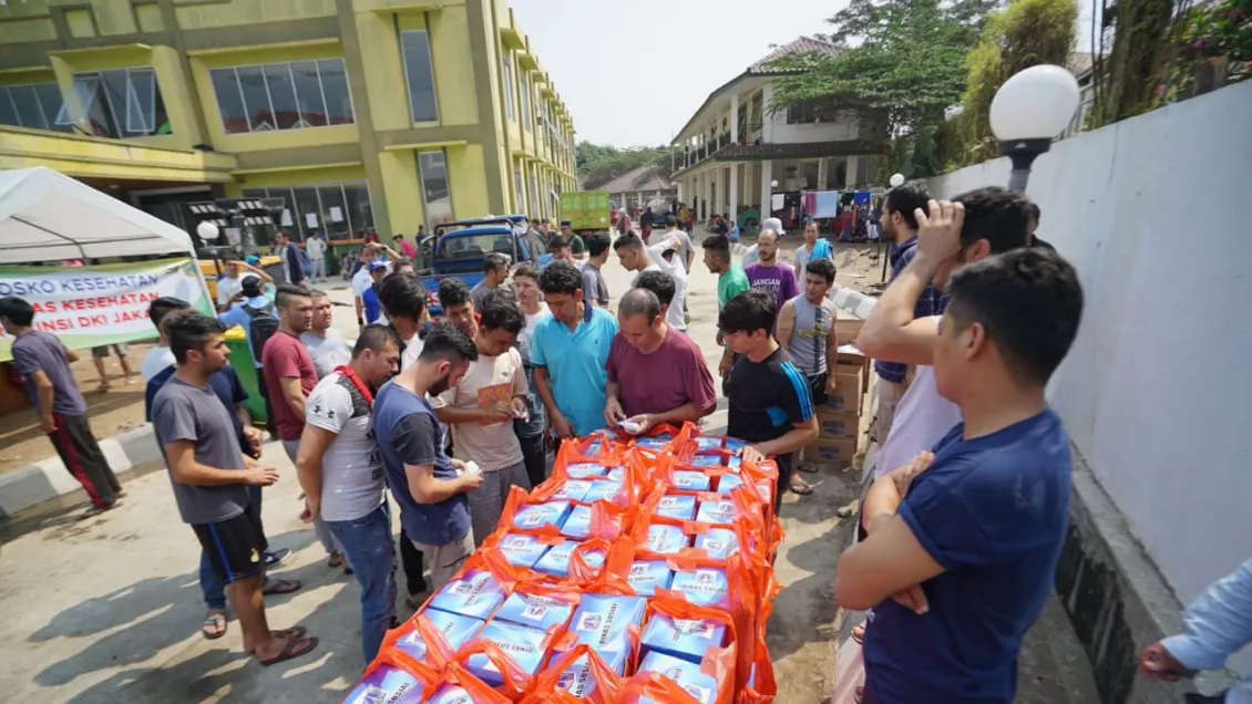 Dinas Sosial Pemprov DKI Jakarta memberikan bantuan untuk para pencari suaka.