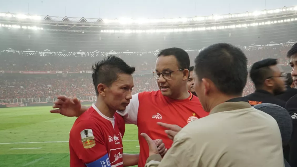 Gubernur Jakarta Anies Baswedan yang menonton pertandingan di GBK memberikan ucapan selamat kepada para pemain dan pelatin Persija.