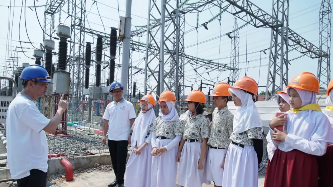 PLN UPT Cawang memberikan pelajaran tentang bahaya, manfaat penggunaan listrik. 