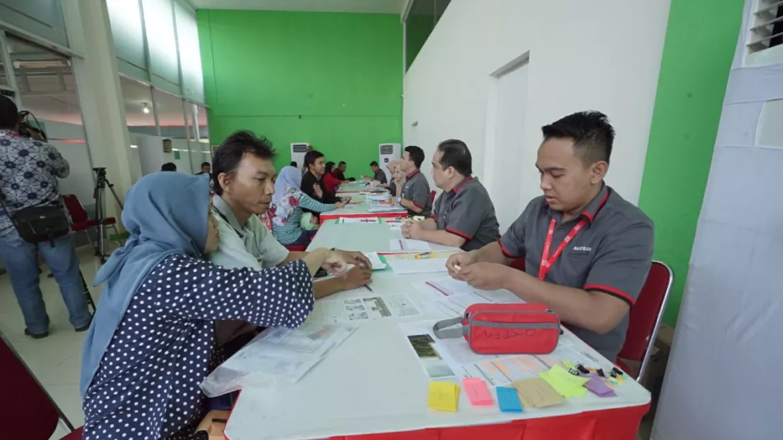 Dengan difasilitasi oleh Bank DKI Jakarta, warga berbondong-bondong mengisi formulir untuk mengisi pengajuan permohon kredit demi menghuni rumah sejahtera itu.