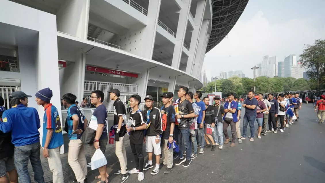 Suasana antrean masuk station utama Gelora Bung Karno dalam lanjutan liga Indonesia.