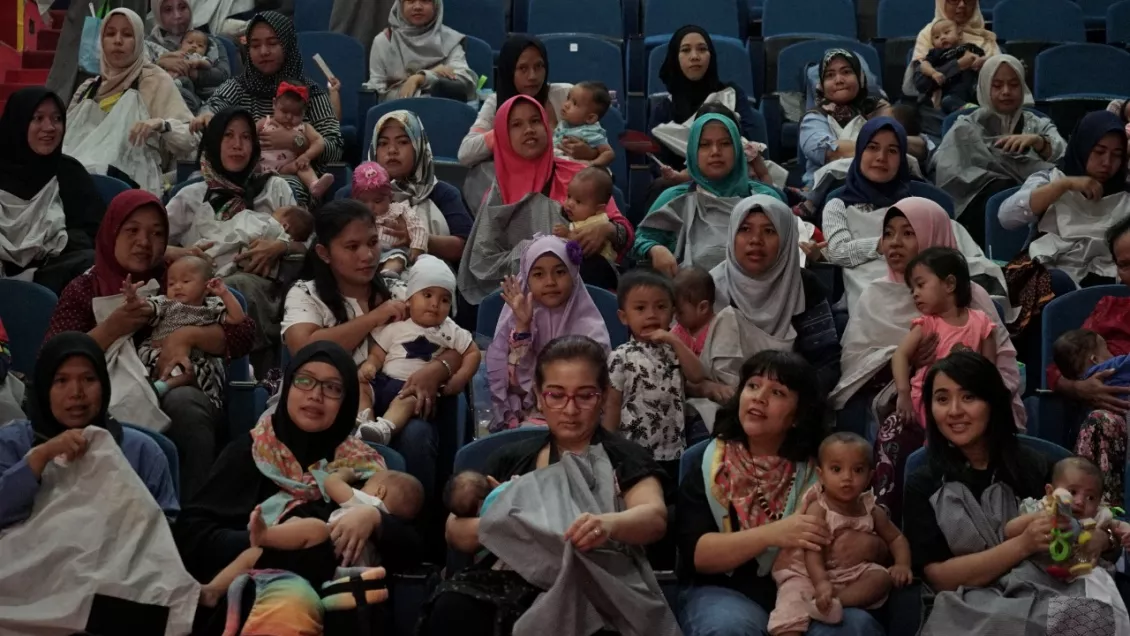 Puluhan ibu-ibu amnil bagian dalam acara 