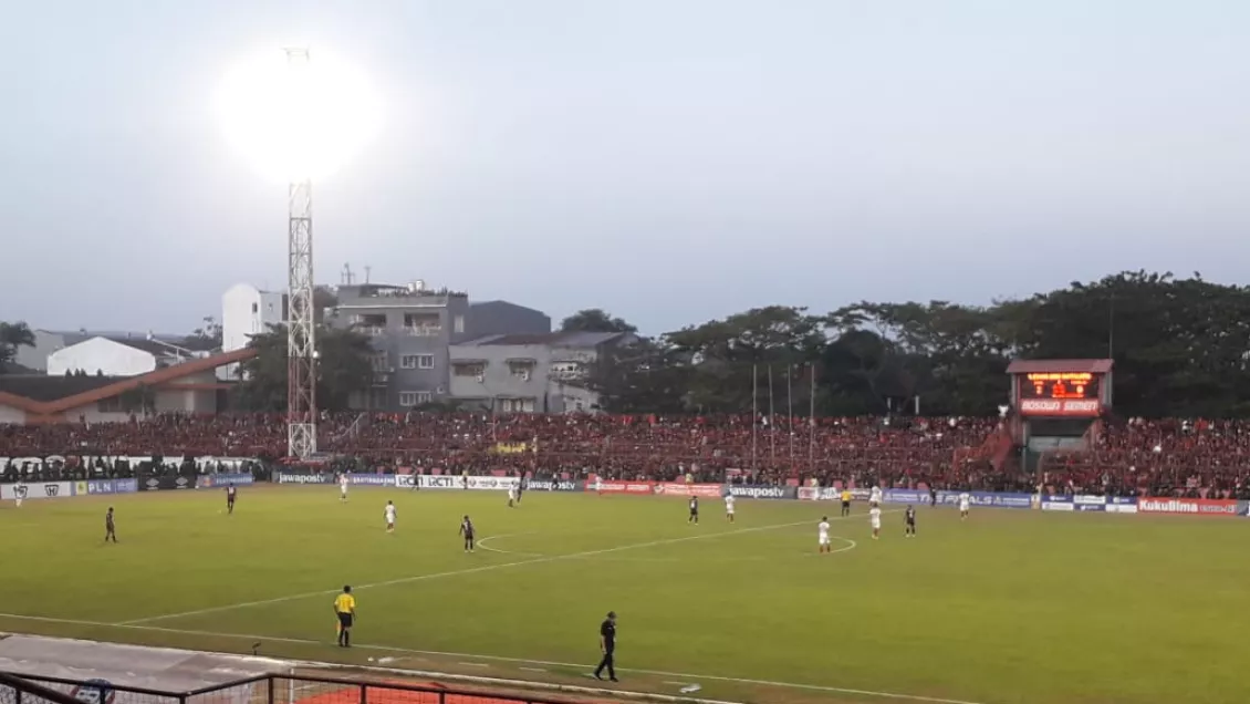 PSM Makassar mendominasi jalannya pertandingan terus berupaya menekan pemain Persija Jakarta yang bermain 10 orang.