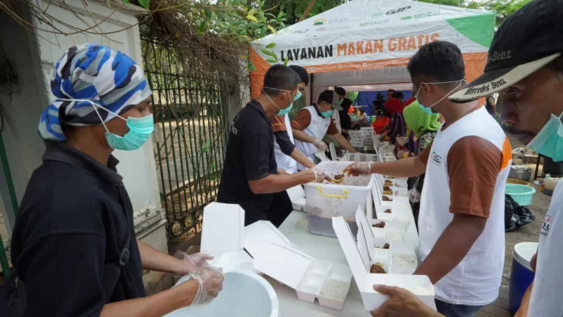 Sebanyak 5.000 boks olahan daging kurban akan dibagikan Pemprov DKI kepada masyarakat menengah kebawah dibeberapa daerah Jakarta.