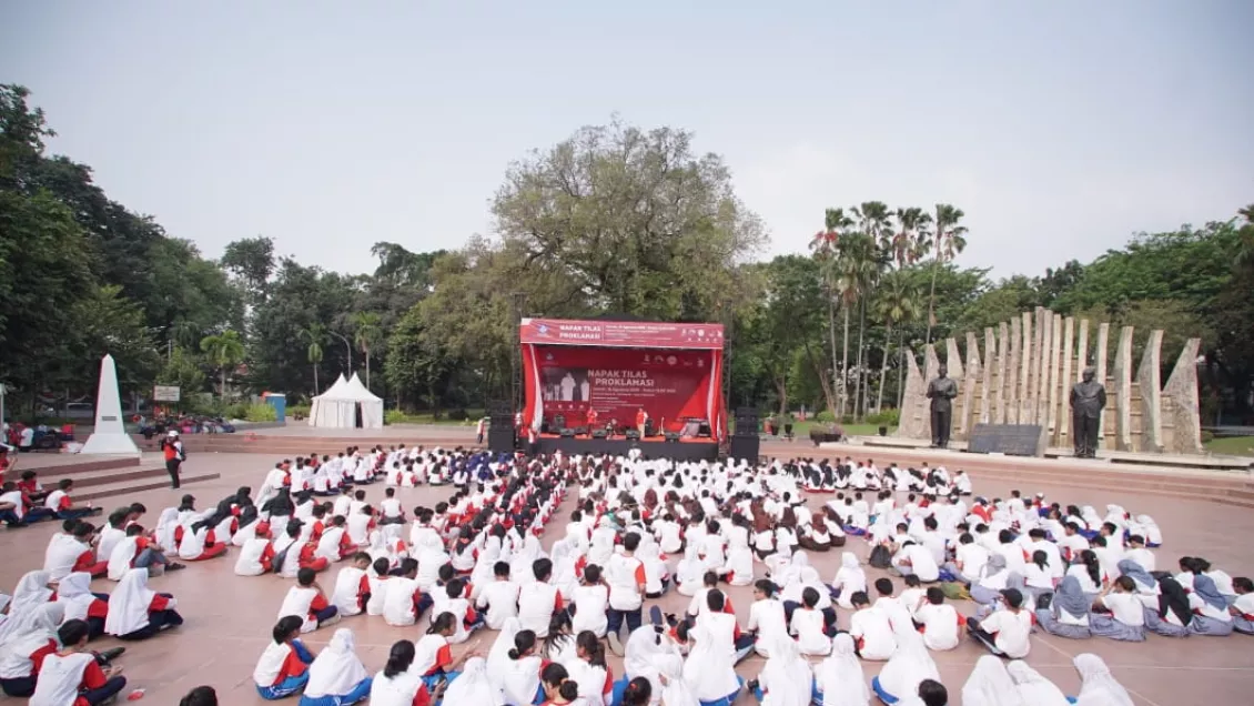 Ratusan siswa-siswi dari berbagai sekolah di DKI Jakarta ikut meramaikan acara napak tilas untuk memperingati HUT RI yang ke-74.