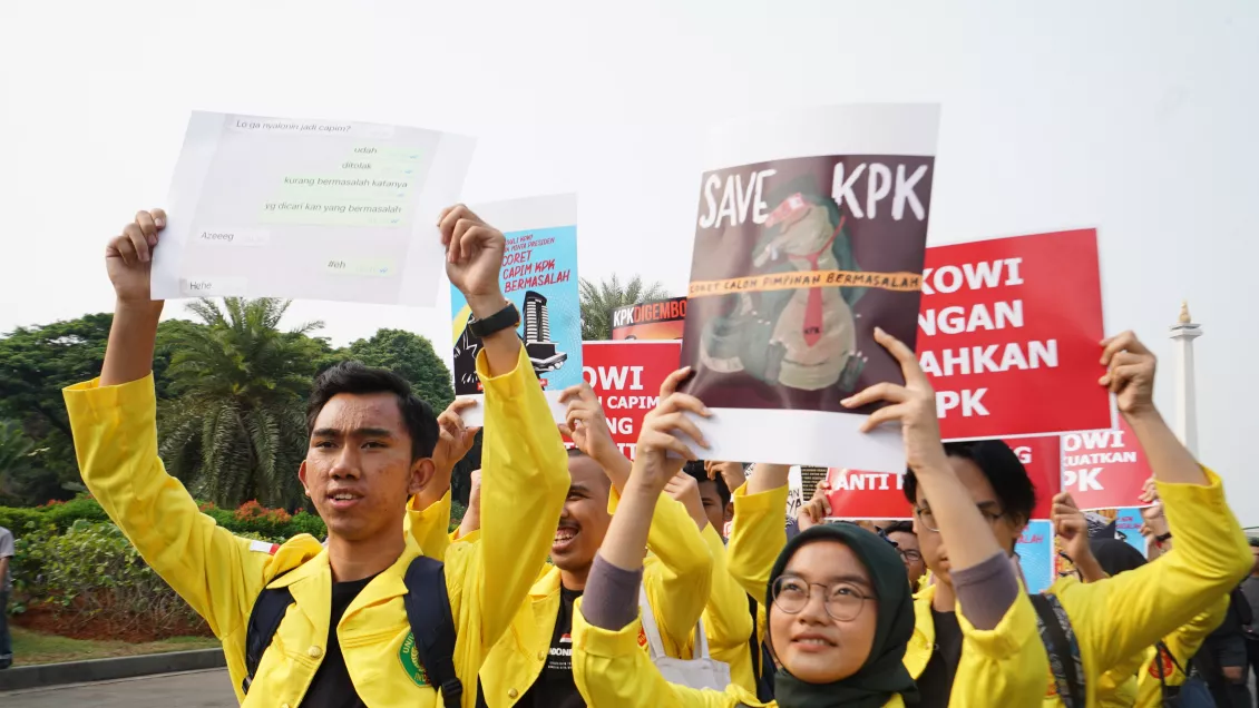 Sejumlah Mahasiswa membawa sepanduk bertuliskan dukungan untuk KPK.