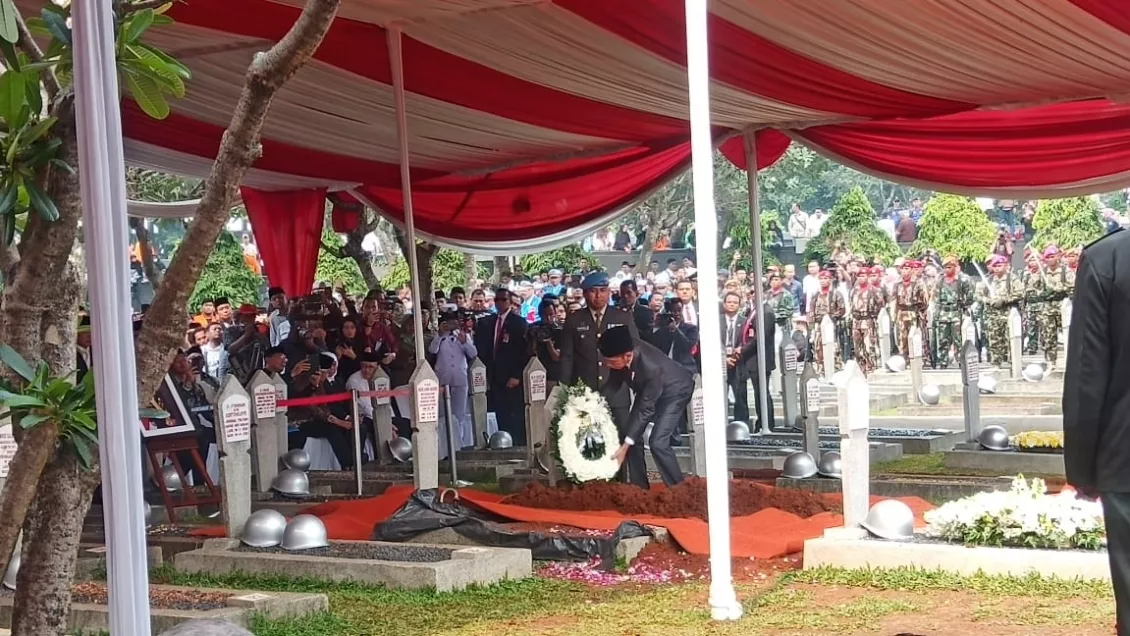 Presiden Joko Widodo menjadi komando untuk pemakaman mantan presiden ke-3 B.J. Habibie.